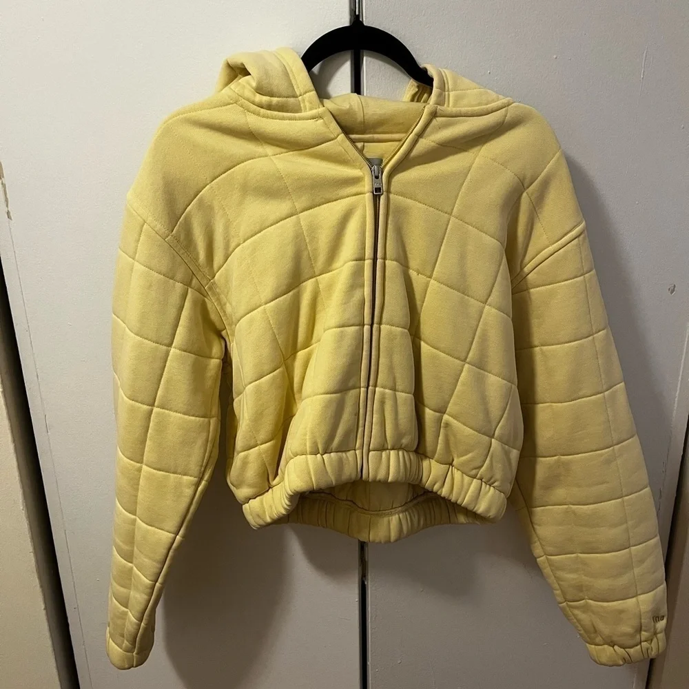Aritzia TNA Quilted Sweatshirt - Picture 5 of 8